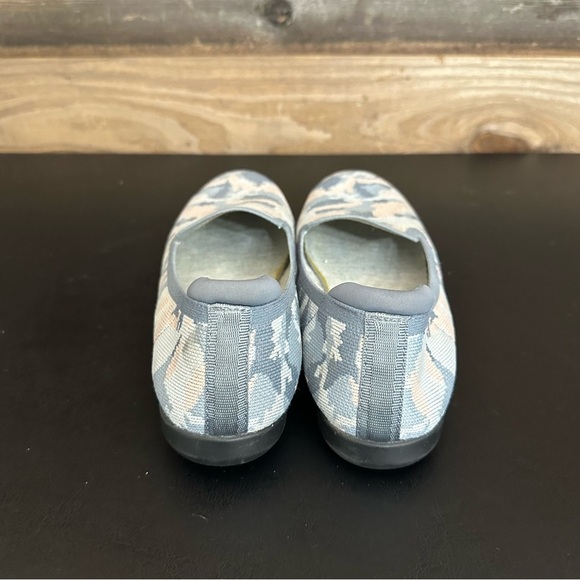 CLARKS Cloudstepper 7.5 M Fabric Carly Dream Flats Pink Gray Camo Slip On Loafer - Picture 4 of 10